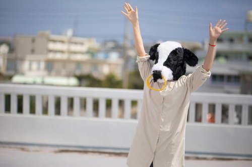 不審者扱いされ両手を挙げるエト牛ガールのコスプレ