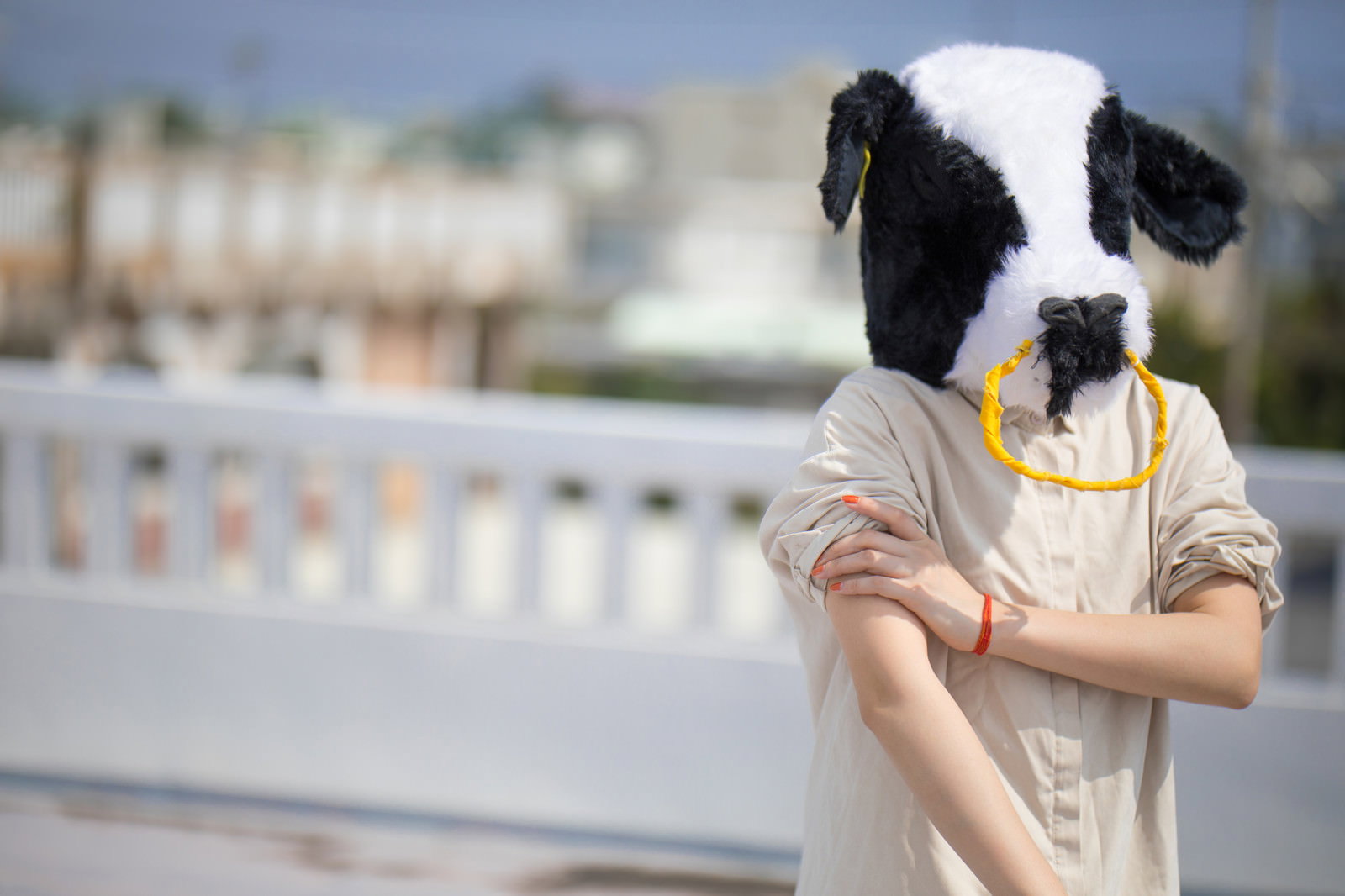 白黒の牛マスクで腕まくりして気合を入れる人物［モデル：古性のっち］