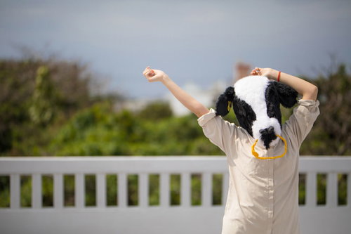 屋外で伸びをするエト牛のコスプレ