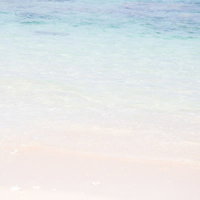 木べらを振り上げて大笑いする男性の写真