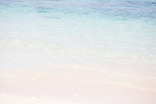 木べらを振り上げて大笑いする男性