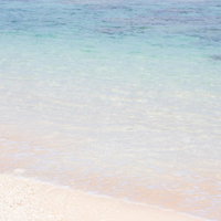 宮古島のエメラルドグリーンの海と波打ち際の写真