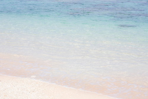 宮古島のエメラルドグリーンの海と波打ち際