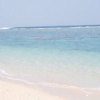宮古島の白い砂浜と透明な夏の海の写真