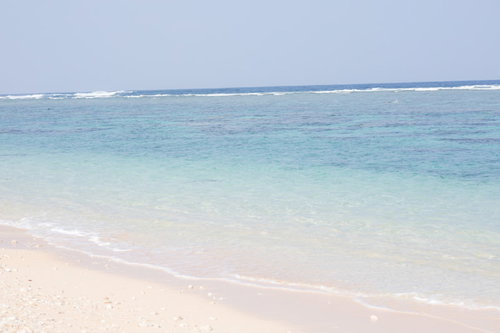 宮古島の白い砂浜と透明な夏の海