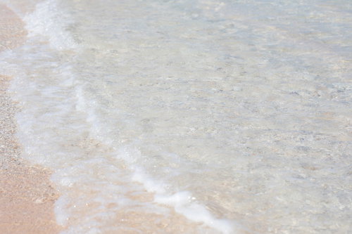 宮古島の透き通る海と波打ち際の白い泡立つ波