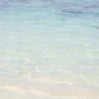 宮古島の透き通る海と白い砂浜の写真