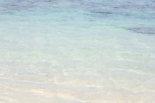 宮古島の透き通る海と白い砂浜