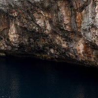 長年の波に削られた岸壁と地層の写真