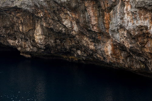 長年の波に削られた岸壁と地層