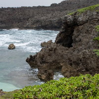 宮古島の岩場と海が広がるビーチの写真