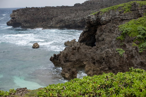 宮古島の岩場と海が広がるビーチ