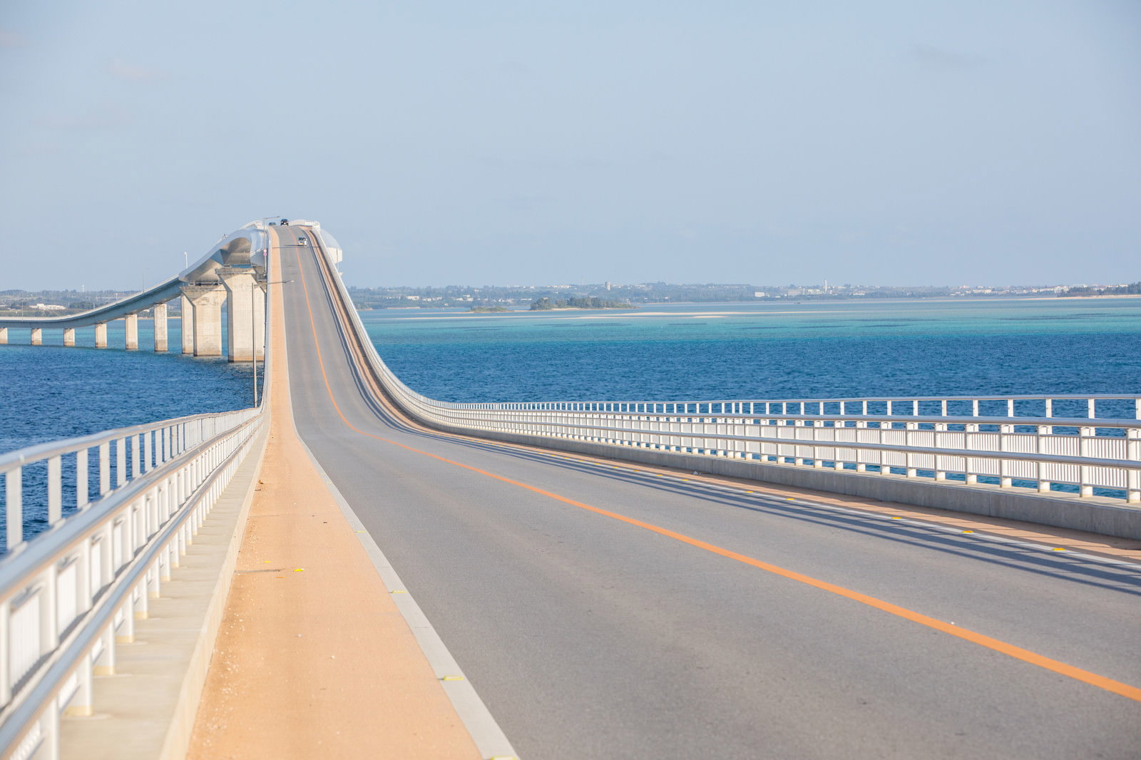 宮古島と伊良部島を結ぶ伊良部大橋。うねる橋の道路と両側に広がる青い海。