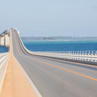 全長3,540mの伊良布大橋を上空から望む沖縄の景色の写真