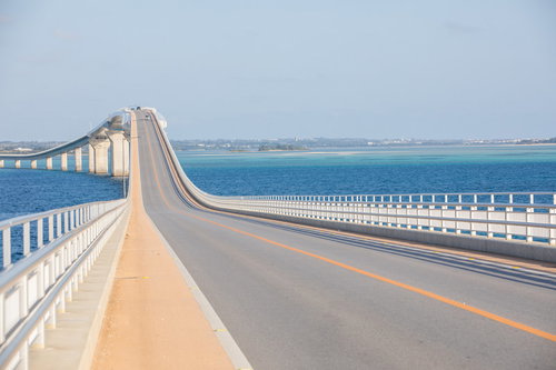 全長3,540mの伊良布大橋を上空から望む沖縄の景色