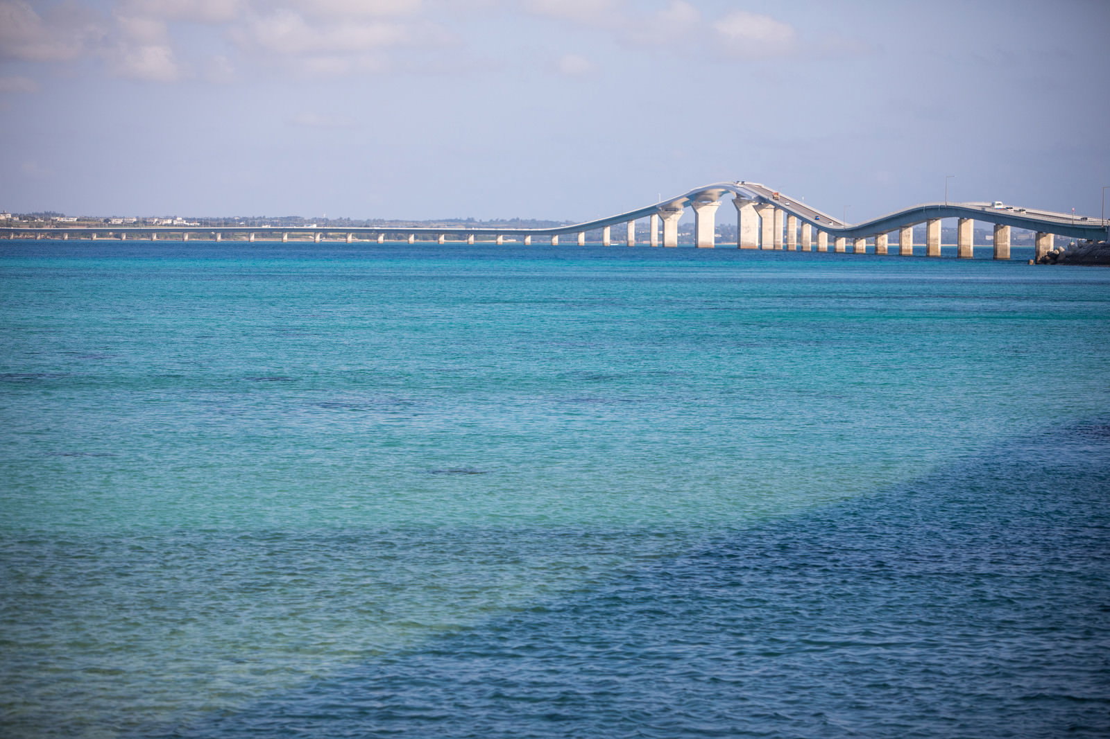エメラルドグリーンの宮古島の海に架かる伊良部大橋の全景