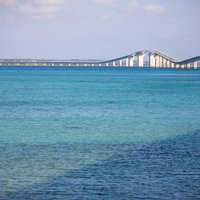 伊良部大橋と宮古ブルーの海の写真
