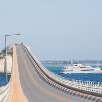 宮古島の伊良部大橋からフェリーを望む海上風景の写真