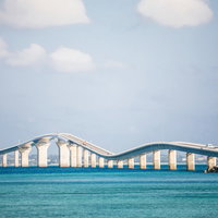 伊良部大橋と宮古島の透き通った海と青空の風景の写真