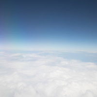 上空から見た雲海と青空の境界線、白雲のグラデーションの写真