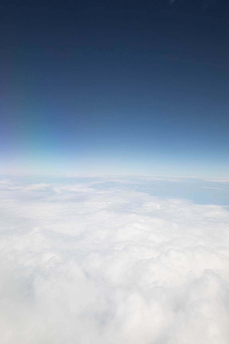 上空から見た雲海と青空の境界線、白雲のグラデーションの写真素材