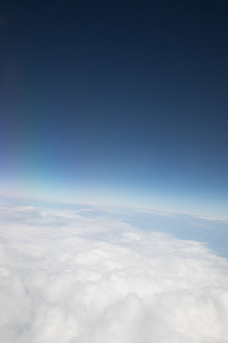 上空から見下ろした白い雲海と青空のグラデーション