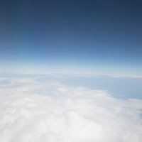 飛行機から見下ろす雲海と青空の写真