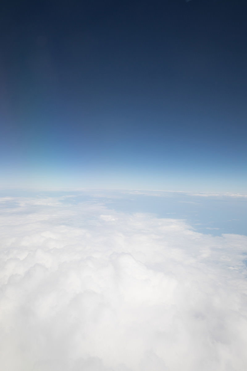 飛行機の上空から見た雲海と青空