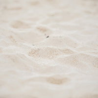 宮古島のきめ細かい白い砂浜と遠浅の海の写真