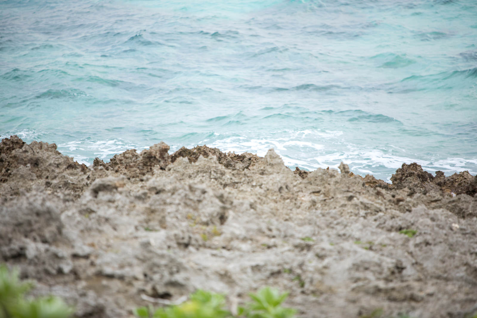 岩場の先に広がる宮古島の青い海