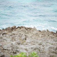 宮古島の岩場から見える青い海と白い波しぶきの写真
