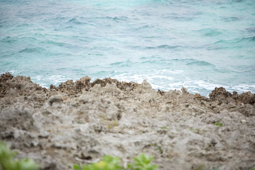 宮古島の岩場から見える青い海と白い波しぶき