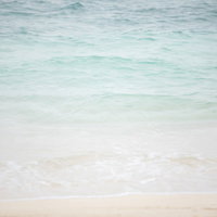 宮古島の透明な海の波打ち際と白い砂浜の写真