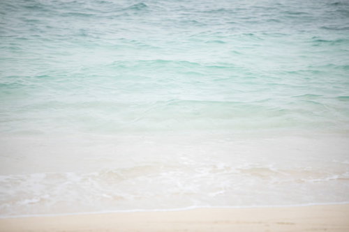 宮古島の透明な海の波打ち際と白い砂浜