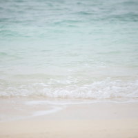 宮古島の繰り返す波打ち際と白い砂浜の写真