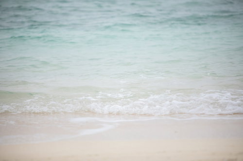 宮古島の繰り返す波打ち際と白い砂浜