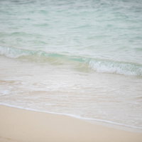 宮古島の綺麗な海と波打ち際の白い砂浜のビーチ風景の写真