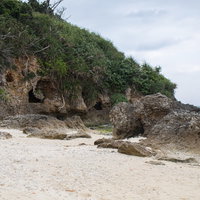 宮古島のゴツゴツした岩場と砂浜の海岸風景の写真