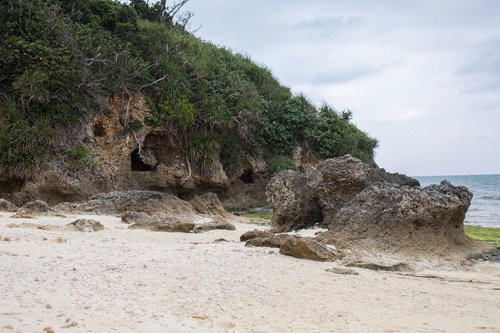 宮古島のゴツゴツした岩場と砂浜の海岸風景