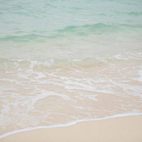 宮古島の透明な海が白い砂浜に打ち寄せる波打ち際の写真