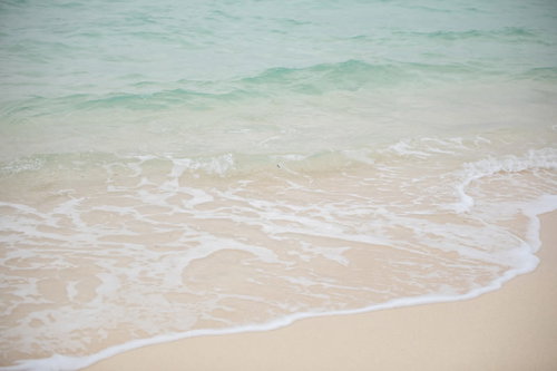 宮古島の透明な海が白い砂浜に打ち寄せる波打ち際