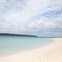 真っ白な砂浜が続く前浜ビーチの宮古ブルーの海（宮古島）の写真