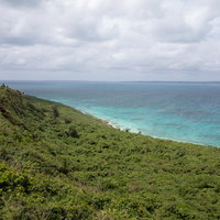 緑豊かな山々と宮古ブルーの海が広がる宮古島の景観の写真