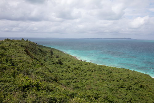 緑豊かな山々と宮古ブルーの海が広がる宮古島の景観
