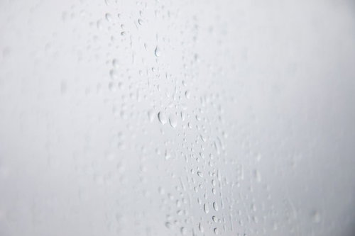 雨の日の窓ガラスに付いた水滴