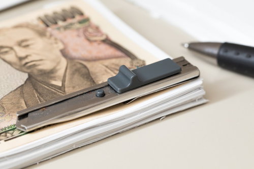 見える部分だけ本物の紙幣にして札束に見せかけた一万円札