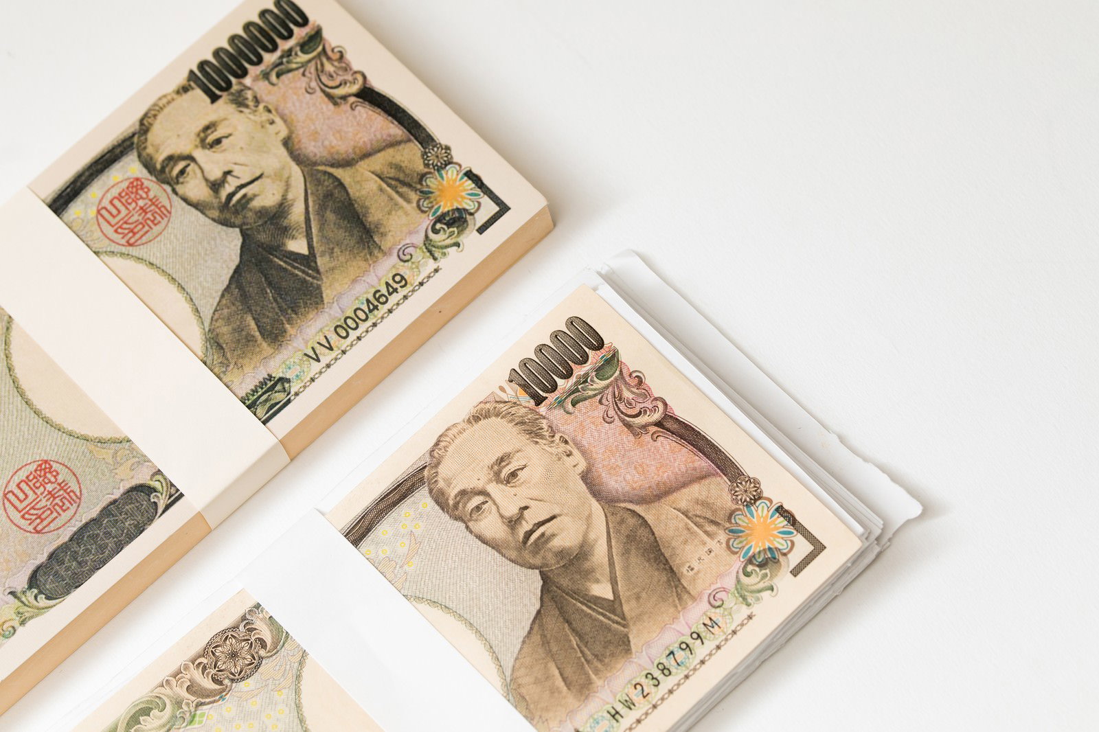 偽札と真札の1万円札を上下に並べて比較している様子