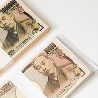 偽札と真札の1万円札を上下に並べた比較の写真