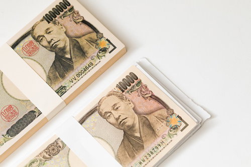 偽札と真札の1万円札を上下に並べた比較