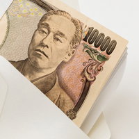 白い封筒に入った萬札の金銭授受シーンの写真